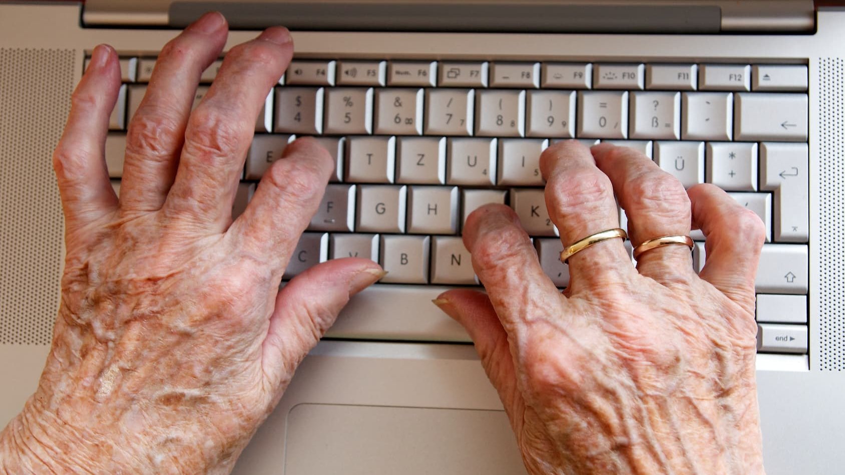 ältere Hände auf Tastatur
